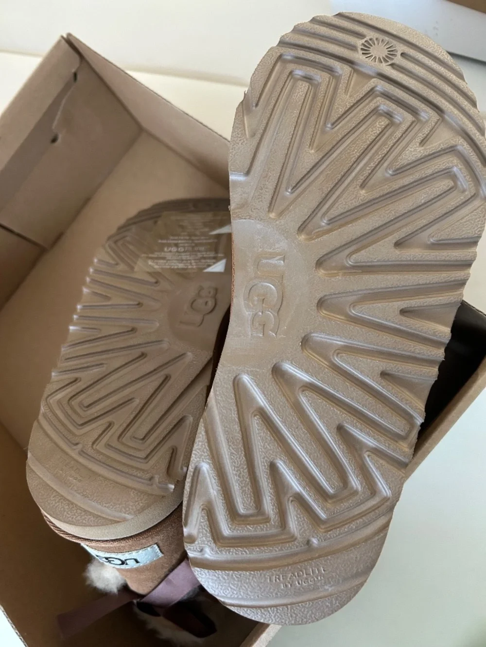 UGG Mini Bailey Bow boots(NWT)